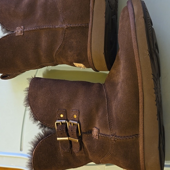 UGG - Picture 2 of 8